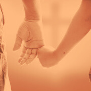 הורה וילד מחזיקים ידיים