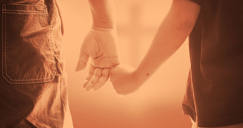 הורה וילד מחזיקים ידיים