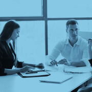 צוות משרד בישיבה עסקית