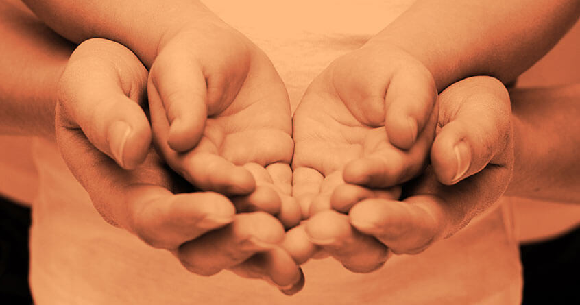 כפות ידי ילד מונחות ע