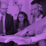 משפחה בסלון מביטה בתכניות עסקיות