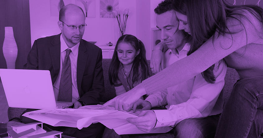 משפחה בסלון מביטה בתכניות עסקיות