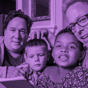 שני אבות קוראים ספר על ילדיהם