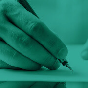 יד מחזיקה עט וחותמת על הסכם