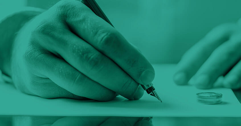 יד מחזיקה עט וחותמת על הסכם