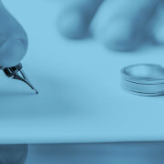 חתימה על ניירת וטבעת מונחת ליד