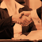 גבר ואישה לוחצים ידיים לאחר הסכם