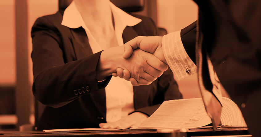 גבר ואישה לוחצים ידיים לאחר הסכם