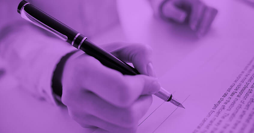 יד מחזיקה עט וחותמת על הסכם גירושין