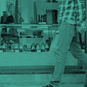 זוג הולכים יד ביד ברחוב