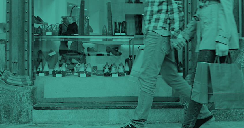 זוג הולכים יד ביד ברחוב